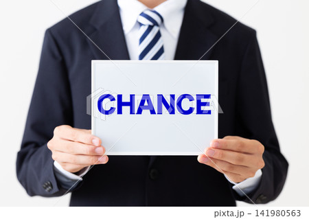 CHANCEのホワイトボードを持つスーツを着た若い男性ビジネスマン CHANCEのホワイトボードを持つスーツを着た若い男性ビジネスマン 141980563