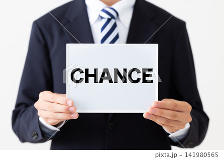 CHANCEのホワイトボードを持つスーツを着た若い男性ビジネスマン CHANCEのホワイトボードを持つスーツを着た若い男性ビジネスマン 141980565