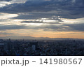 天使の梯子と夕空に浮かぶ山並みと都市風景 141980567