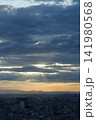 天使の梯子と夕空に浮かぶ山並みと都市風景 141980568