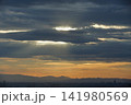 天使の梯子と夕空に浮かぶ山並みと都市風景 141980569