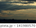 天使の梯子と夕空に浮かぶ山並みと都市風景 141980570