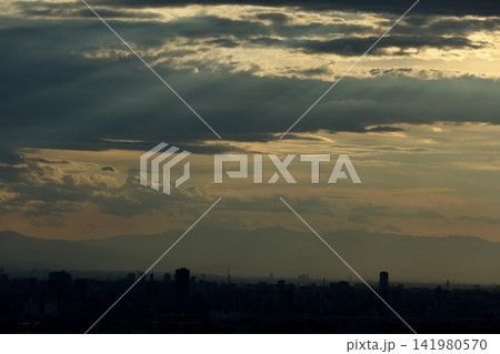 天使の梯子と夕空に浮かぶ山並みと都市風景 天使の梯子と夕空に浮かぶ山並みと都市風景 141980570