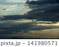 天使の梯子と夕空に浮かぶ山並みと都市風景 141980571