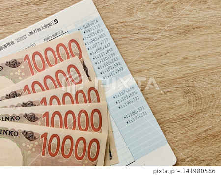 1万円札5枚と通帳 1万円札5枚と通帳 141980586