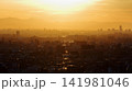 夕日に染まる山並みと都市風景 141981046