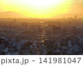夕日に染まる山並みと都市風景 141981047