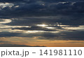夕焼け空に染まる山並みの風景 141981110