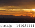 夕焼け空に染まる山並みの風景 141981111
