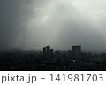 ゲリラ雷雨の後 光芒が差し込む都市風景 141981703