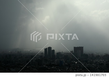 ゲリラ雷雨の後 光芒が差し込む都市風景 ゲリラ雷雨の後 光芒が差し込む都市風景 141981703