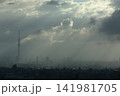 ゲリラ雷雨の後 光芒が差し込む都市風景 141981705