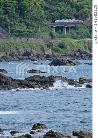 太平洋沿いの土佐くろしお鉄道中村線を走る特急「しまんと」 141982129