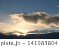 重苦しい夕暮れ 141983804