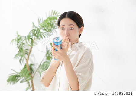 缶ジュースを見て悩む女性 缶ジュースを見て悩む女性 141983821
