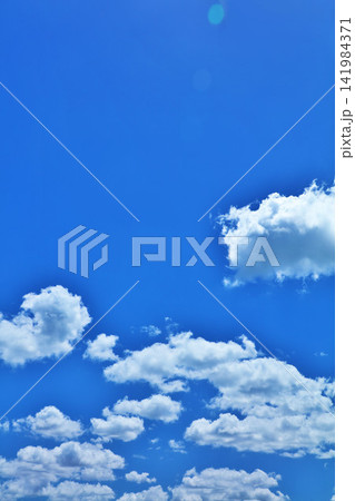夏の青空と雲 141984371