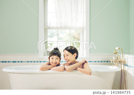 一緒にお風呂に入る母と娘の親子 一緒にお風呂に入る母と娘の親子 141984735
