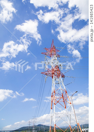 青い空と白い雲と送電線 141985423