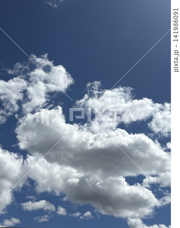 青空と雲、夏の空 青空と雲、夏の空 141986091