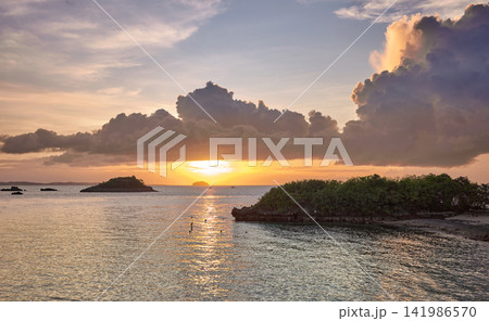 Beautiful sunset on Malapascua Island, Philippines. 141986570