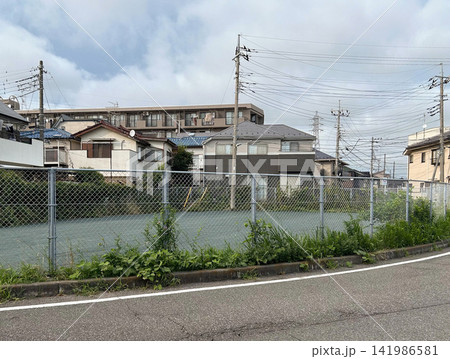 住宅地域で金網フェンスで囲われたスポーツ施設(ゲートボール場用緑色舗装空地) 住宅地域で金網フェンスで囲われたスポーツ施設(ゲートボール場用緑色舗装空地) 141986581
