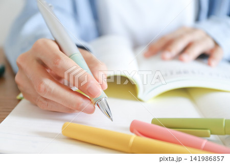 勉強をする手元 受験勉強 勉強をする手元 受験勉強 141986857