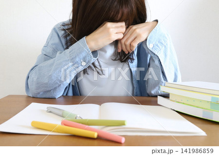 勉強のストレスで落ち込む女性 勉強のストレスで落ち込む女性 141986859