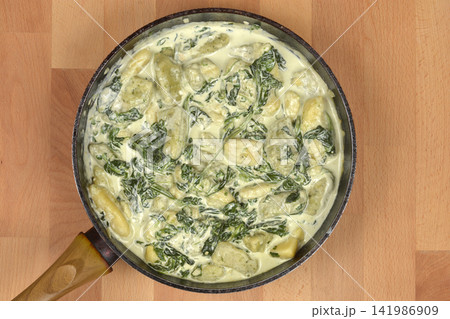 Homemade Gnocchi with Creamy Spinach Sauce 141986909