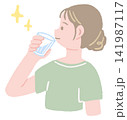 コップ一杯の水を飲んで水分補給する女性の手描きイラスト 141987117