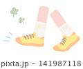 ウォーキングや散歩で健康的に歩く足元の手描きイラスト 141987118