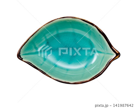 木の葉型の青緑色の陶器の皿 貫入と茶色のふち 上から見た様子 白背景 141987642
