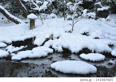 雪の積もった無鄰菴 141987685