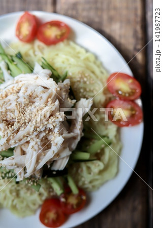 塩麹でしっとりさせたほぐしサラダチキンの冷やしラーメン 塩麹でしっとりさせたほぐしサラダチキンの冷やしラーメン 141987723