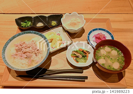 木製トレーに並ぶ出汁茶漬けと小鉢の和定食 木製トレーに並ぶ出汁茶漬けと小鉢の和定食 141989223