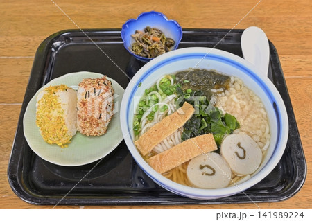 五島うどんとおにぎりセット(小鉢付き) 五島うどんとおにぎりセット(小鉢付き) 141989224