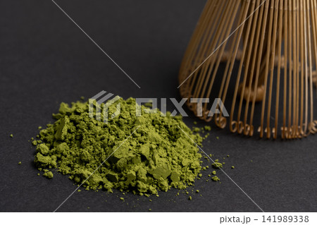 深緑の抹茶と茶筅で食品に伝統の趣を表す 深緑の抹茶と茶筅で食品に伝統の趣を表す 141989338