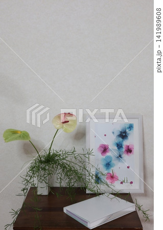 花瓶に生けた花とアート 141989608