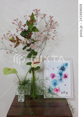 花瓶に生けた花とアート 141989609