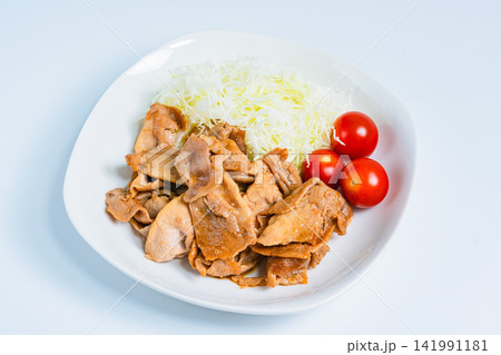 豚の生姜焼きと千切りキャベツの定食風料理 豚の生姜焼きと千切りキャベツの定食風料理 141991181