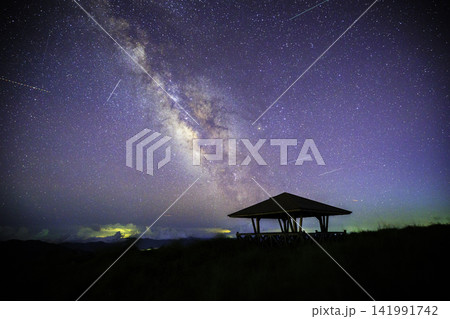 《高知県 四国カルスト 天狗高原》 四国カルスト 天狗高原の天の川と星空 141991742