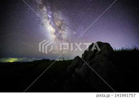 《高知県 四国カルスト 天狗高原》 四国カルスト 天狗高原の天の川と星空 《高知県 四国カルスト 天狗高原》 四国カルスト 天狗高原の天の川と星空 141991757