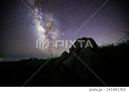 《高知県 四国カルスト 天狗高原》 四国カルスト 天狗高原の天の川と星空 《高知県 四国カルスト 天狗高原》 四国カルスト 天狗高原の天の川と星空 141991763