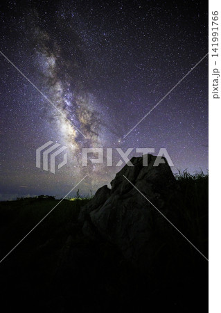 《高知県 四国カルスト 天狗高原》 四国カルスト 天狗高原の天の川と星空 《高知県 四国カルスト 天狗高原》 四国カルスト 天狗高原の天の川と星空 141991766