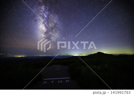 《高知県 四国カルスト 天狗高原》 四国カルスト 天狗高原の天の川と星空 《高知県 四国カルスト 天狗高原》 四国カルスト 天狗高原の天の川と星空 141991783