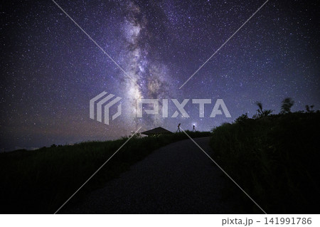 《高知県 四国カルスト 天狗高原》 四国カルスト 天狗高原の天の川と星空 《高知県 四国カルスト 天狗高原》 四国カルスト 天狗高原の天の川と星空 141991786