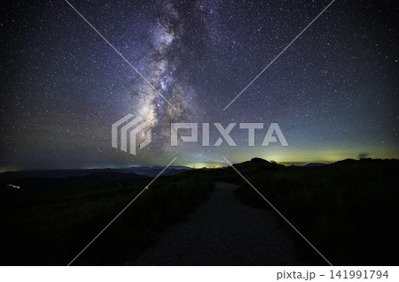《高知県 四国カルスト 天狗高原》 四国カルスト 天狗高原の天の川と星空 《高知県 四国カルスト 天狗高原》 四国カルスト 天狗高原の天の川と星空 141991794