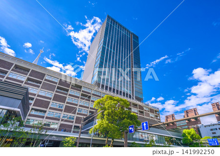 日本の横浜都市景観8月14日。関内駅前に誕生したベースゲート横浜関内タワーなどを望む 日本の横浜都市景観8月14日。関内駅前に誕生したベースゲート横浜関内タワーなどを望む 141992250