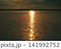 夕日に照らされた湖 141992752