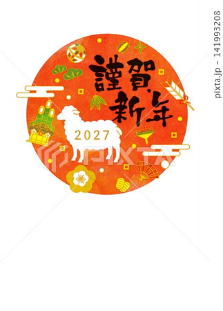 赤い円形背景に羊と新年の縁起物を配した年賀状デザイン 赤い円形背景に羊と新年の縁起物を配した年賀状デザイン 141993208