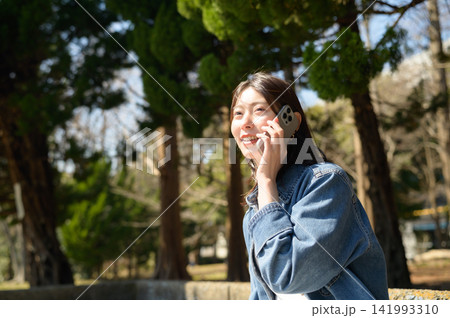 公園で通話する日本人女性 公園で通話する日本人女性 141993310